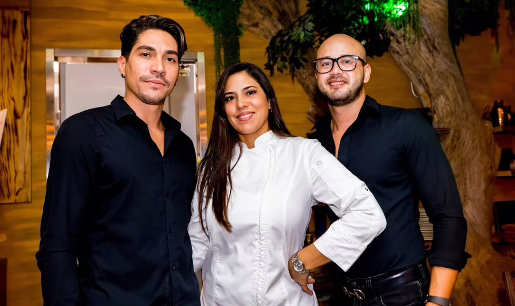 Carlos Eduardo Oropeza Soteldo, Adriana Cristina Oropeza Soteldo y Víctor Javier Paz García en el Eden Gastrobar de Miami, antes conocido como Sins Gastrobar
