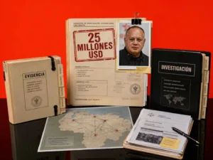Expediente de investigación con fotografía de Diosdado Cabello, documentos judiciales, registros de sanciones y evidencias relacionadas con una investigación internacional.