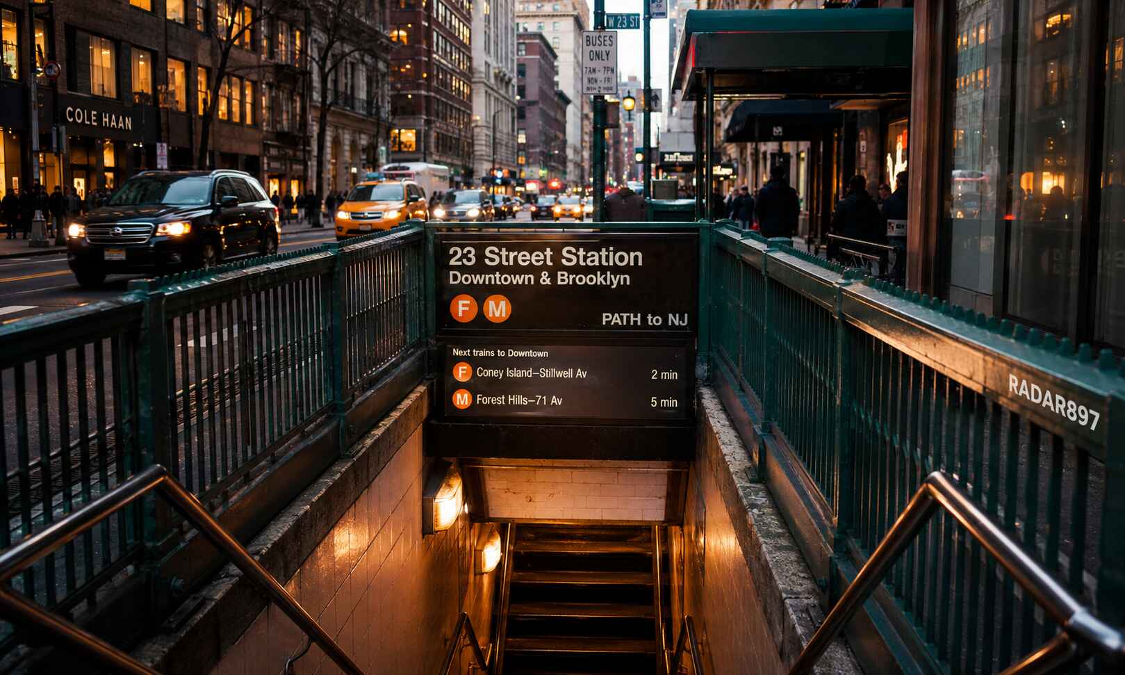 Entrada de la estación 23 Street del metro de Nueva York con el letrero que indica las líneas F y M hacia Downtown Brooklyn. Imagen adaptada para el portal informativo RADAR 897.