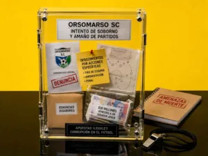 Expediente forense sobre Orsomarso SC con documentos de denuncias, ofrecimientos económicos y evidencia relacionada con apuestas ilegales y amaño de partidos.