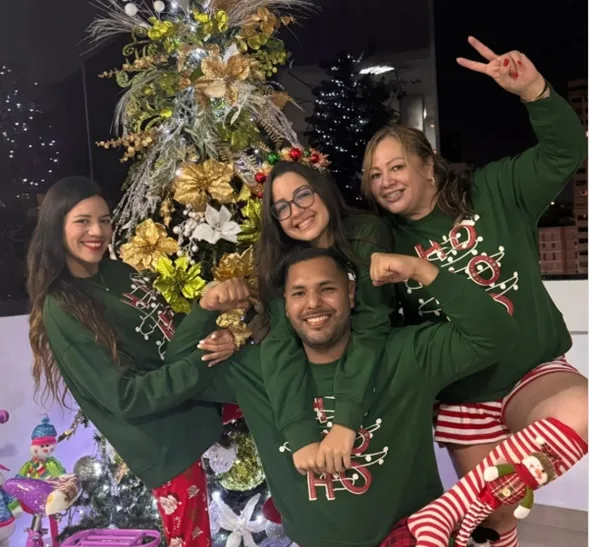 Norgelis Coromoto Aldana Gómez junto a integrantes de su familia en una fotografía familiar.