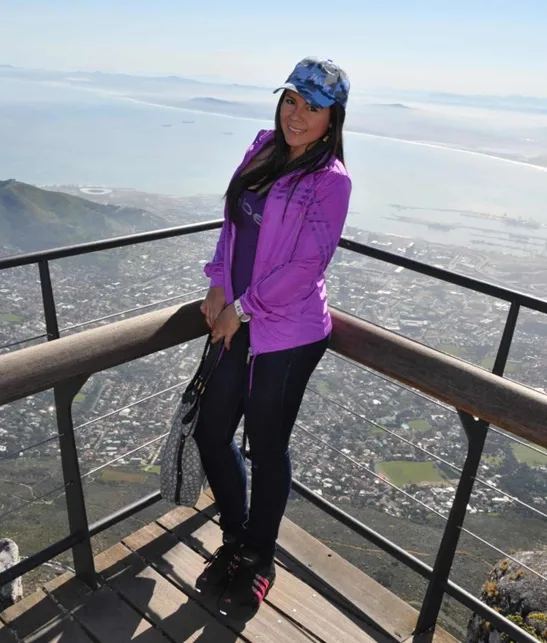 Rosaling Andrea Moreno Oropeza posando en un mirador de La Montaña de la Mesa / Table Mountain en Sudáfrica