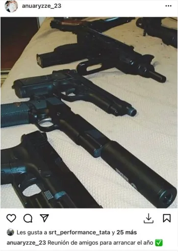 Publicaciones atribuidas a Anuar Josué Yzze Pérez en Instagram muestran varias armas, incluida una Uzi 9 mm mencionada en el artículo.