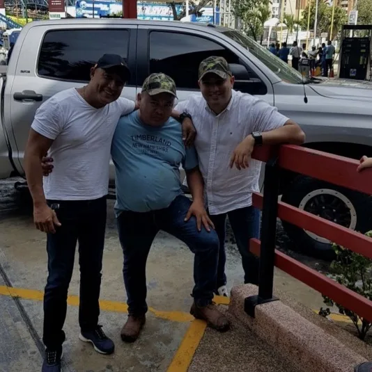 Anuar Josué Yzze Pérez junto a Leonardo Javier Trujillo Pacheco en una estación de servicio del centro comercial Churum Merú, Barquisimeto.