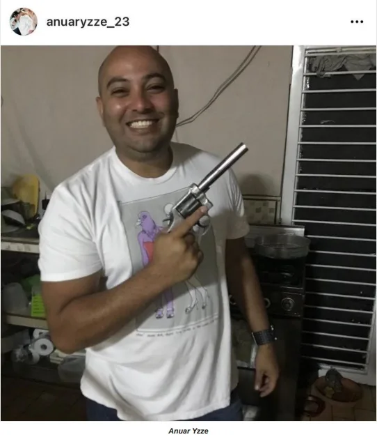 Anuar Josué Yzze Pérez, 18.736.168, mostrando un revólver, en una imagen relacionada con los señalamientos descritos en el artículo.